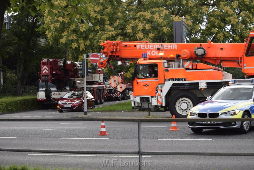 Koelner Seilbahn Gondel blieb haengen Koeln Linksrheinisch P687.JPG - Miklos Laubert